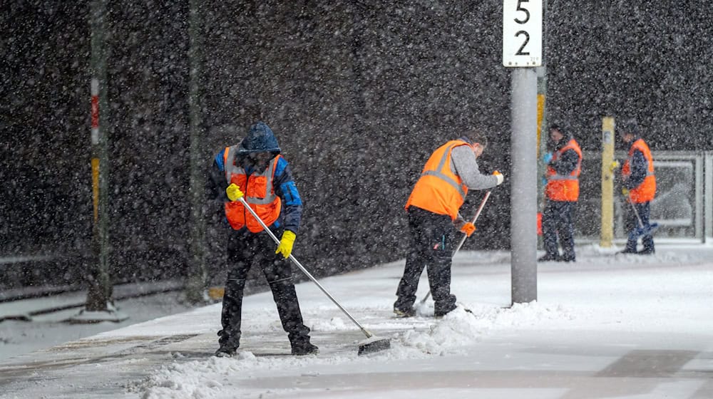 Am Sonntagabend hatte es in Berlin noch kräftig geschneit - am Montagmorgen lief der Verkehr aber bereits wieder problemlos.  / Foto: Soeren Stache/dpa