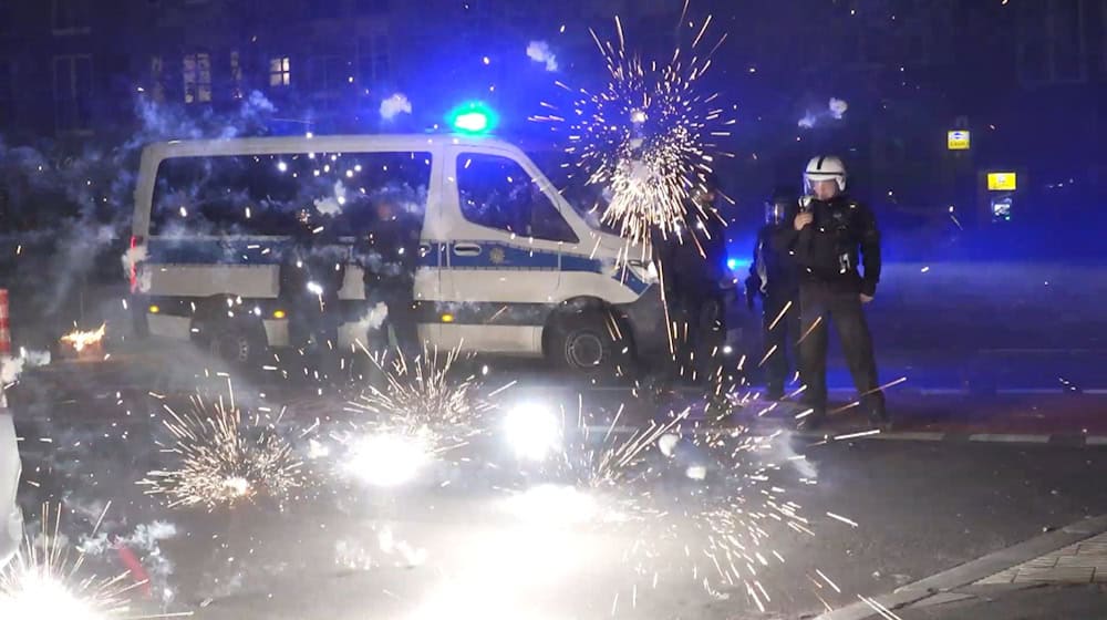 Die Silvesterrakete, die ein Influencer in ein Wohnhaus schoss, hat glücklicherweise niemanden verletzt. (Symbolbild) / Foto: Julius-Christian Schreiner/TNN/dpa