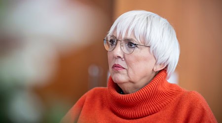 Kulturstaatsministerin Claudia Roth will das Verfahren zur Rückgabe von NS-Raubgut reformieren. (Archivbild) / Foto: Hannes Albert/dpa