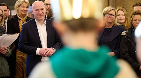 Wegner wollte mit dem Besuch der Sternsinger ein «fröhliches Zeichen zum Jahresauftakt» setzen. / Foto: Annette Riedl/dpa