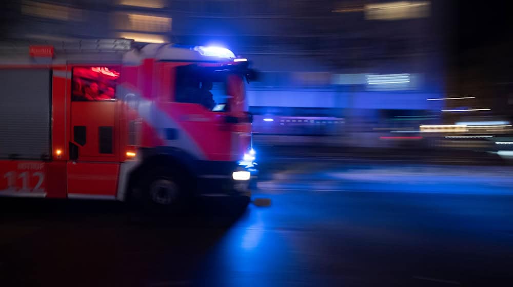 Ein Feuerwehrauto ist in der Silvesternacht unterwegs. (Archivbild) / Foto: Paul Zinken/dpa