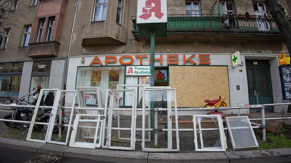 Diese Apotheke wurde teils zerstört. / Foto: Joerg Carstensen/dpa