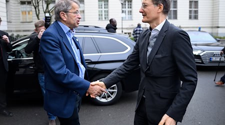 Mit der neuen Software werde sichtbar, welche Klinik künftig noch welche Leistungen anbieten kann und abrechnen darf, sagte Lauterbach bei seinem Besuch in der Charité. / Foto: Bernd von Jutrczenka/dpa-Pool/dpa