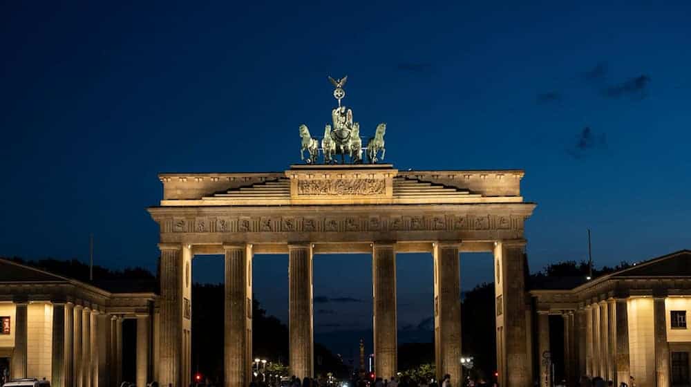 Am Brandenburger Tor wollen sich Menschen am 25. Januar zu einem «Lichtermeer» zusammenfinden - als Zeichen des Zusammenhalts. (Archivbild) / Foto: Paul Zinken/dpa