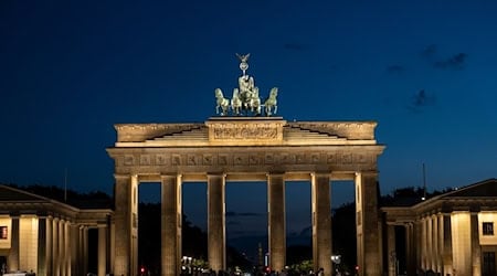 Am Brandenburger Tor wollen sich Menschen am 25. Januar zu einem «Lichtermeer» zusammenfinden - als Zeichen des Zusammenhalts. (Archivbild) / Foto: Paul Zinken/dpa