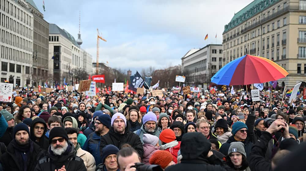 Mindestens 10.000 Teilnehmer werden zu einer Demonstration gegen rechte Politik am Brandenburger Tor erwartet. (Archivbild) / Foto: Soeren Stache/dpa
