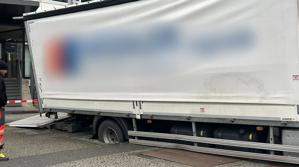 Ein Lkw ist am Ernst-Reuter-Platz in den Gehweg eingebrochen. / Foto: Marion van der Kraats/dpa-Zentralbild/dpa