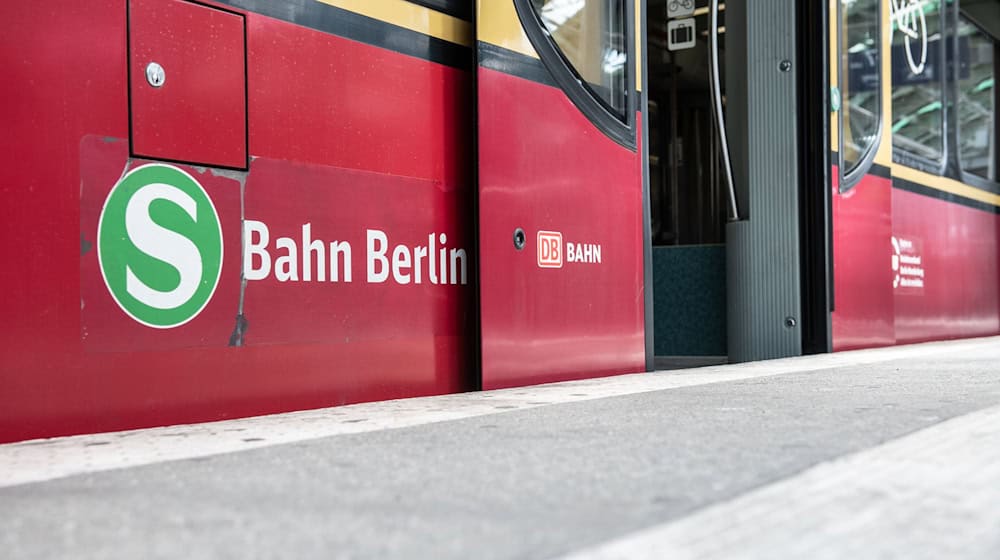 Ein Mann ist beim Flaschensammeln von einer S-Bahn erfasst worden. (Symbolbild) / Foto: Paul Zinken/dpa