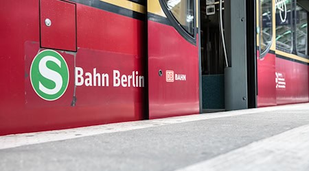 Ein Mann ist beim Flaschensammeln von einer S-Bahn erfasst worden. (Symbolbild) / Foto: Paul Zinken/dpa