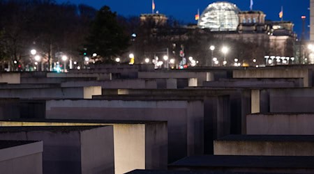 Am Montag wurde der Opfer des Nationalsozialismus gedacht (Archivbild). / Foto: Sebastian Christoph Gollnow/dpa