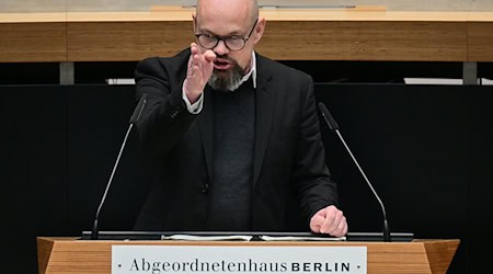 Linke-Fraktionschef Schulze greift in seiner Rede Unionskanzlerkandidat Merz an.  / Foto: Sebastian Christoph Gollnow/dpa