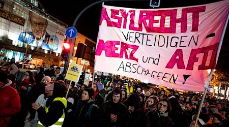 Mehrere hundert Menschen haben vor dem Konrad-Adenauer-Haus gegen den Migrationskurs der Union demonstriert. / Foto: Fabian Sommer/dpa