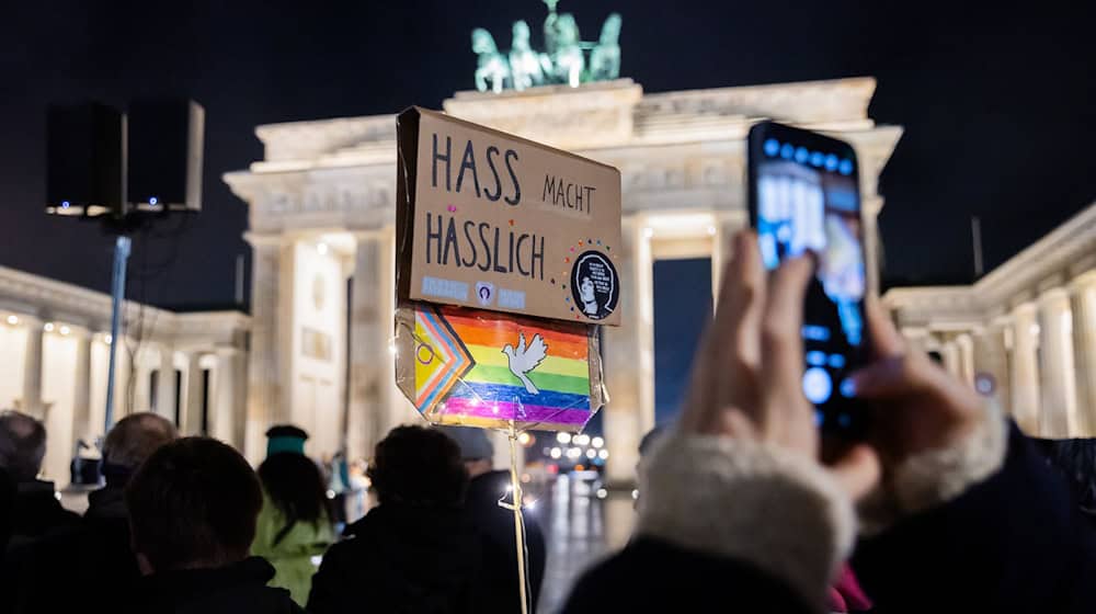 Kundgebung gegen rechte Politik.  / Foto: Christoph Soeder/dpa