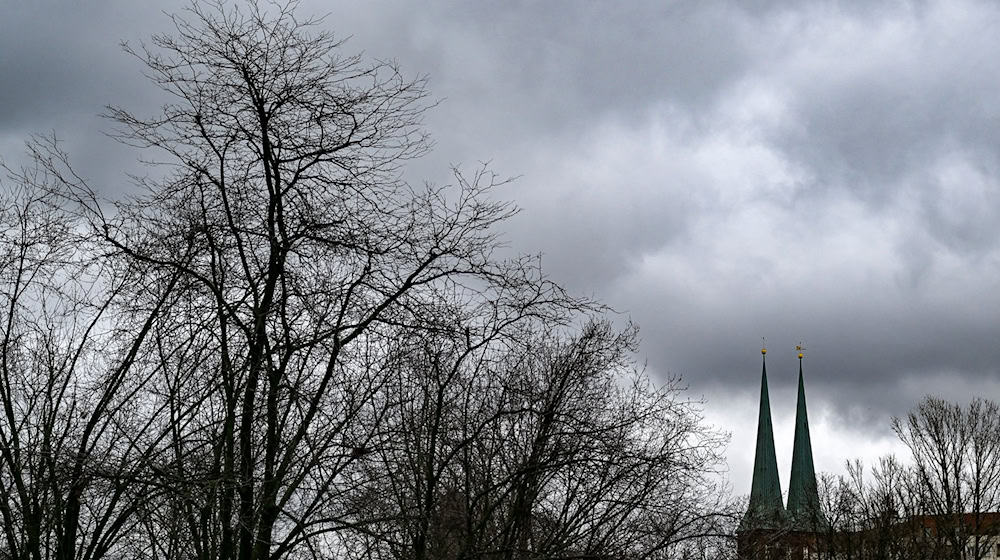 In Berlin und Brandenburg ist das Wetter trüb und regnerisch. (Archivfoto) / Foto: Jens Kalaene/dpa