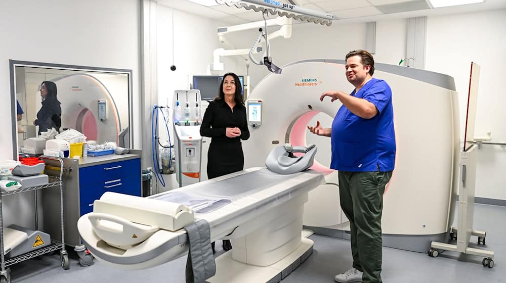 Gesundheitsministerium Britta Müller (parteilos) will die Kliniken auf dem Weg zur Umsetzung der Krankenhausreform begleiten. Bei einem Besuch im Klinikum Ernst von Bergmann besichtigt sie auch ein Computertomografie-Gerät. / Foto: Jens Kalaene/dpa