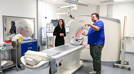 Gesundheitsministerium Britta Müller (parteilos) will die Kliniken auf dem Weg zur Umsetzung der Krankenhausreform begleiten. Bei einem Besuch im Klinikum Ernst von Bergmann besichtigt sie auch ein Computertomografie-Gerät. / Foto: Jens Kalaene/dpa