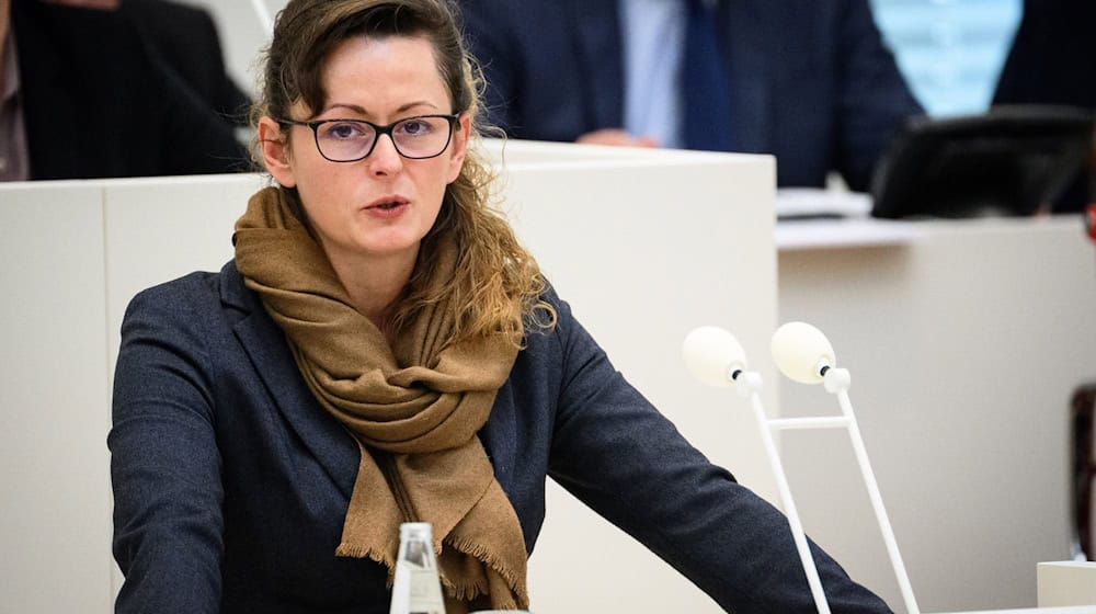 Brandenburgs Agrarministerin Hanka Mittelstädt zieht bisher eine positive Bilanz des Krisenmanagements nach dem Ausbruch der Maul- und Klauenseuche. / Foto: Bernd von Jutrczenka/dpa