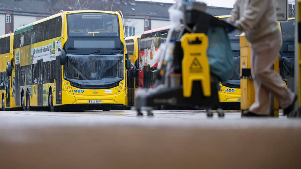 Die BVG-Busse blieben am Montag wegen des Verdi-Warnstreiks im Depot. / Foto: Sebastian Christoph Gollnow/dpa