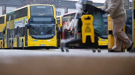 Die BVG-Busse blieben am Montag wegen des Verdi-Warnstreiks im Depot. / Foto: Sebastian Christoph Gollnow/dpa