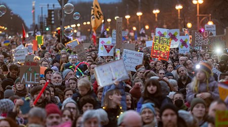 Am vergangenen Wochenende demonstrierten viele Menschen am Brandenburger Tor. Nun plant die Organisation Campact den nächsten Protest. (Archivbild) / Foto: Christophe Gateau/dpa