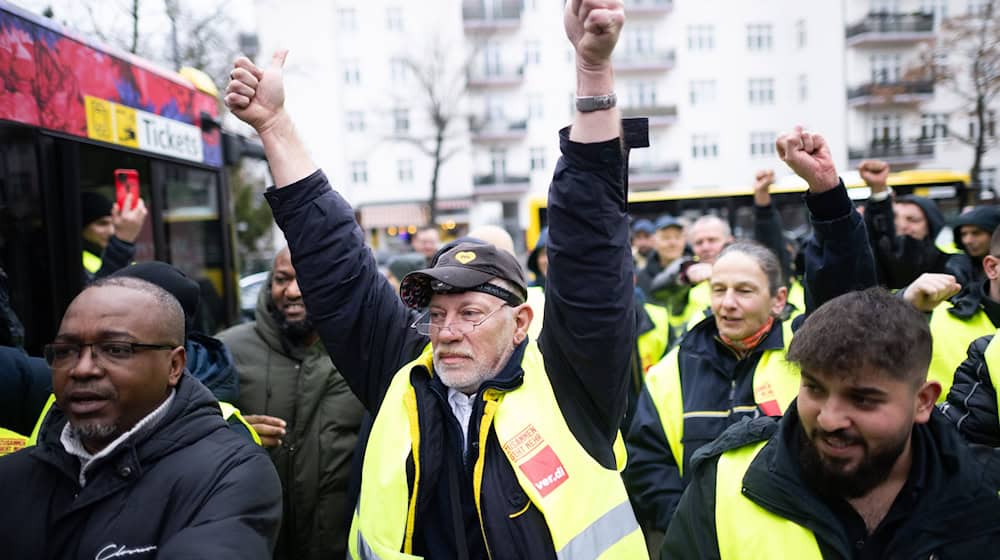 Beim ersten Warnstreik am vergangenen Montag legte Verdi den Berliner Nahverkehr für 24 Stunden weitgehend lahm. (Archivbild) / Foto: Sebastian Christoph Gollnow/dpa