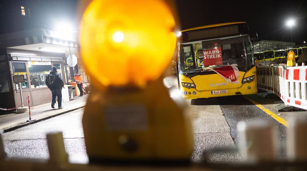 Anders als gestern fahren die Busse der BVG heute wieder.  / Foto: Sebastian Christoph Gollnow/dpa