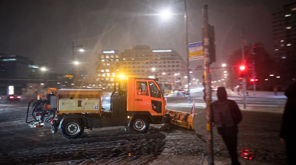 Der Winterdienst der BSR hat viel zu tun.  / Foto: Sebastian Gollnow/dpa