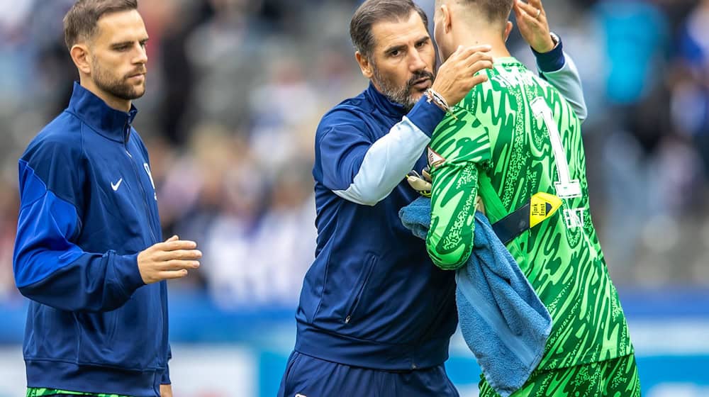 Hertha-Trainer Cristian Fiél (M) musste im Training auf seine Torhüter Tjark Ernst (r) und Marius Gersbeck (l) verzichten. / Foto: Andreas Gora/dpa