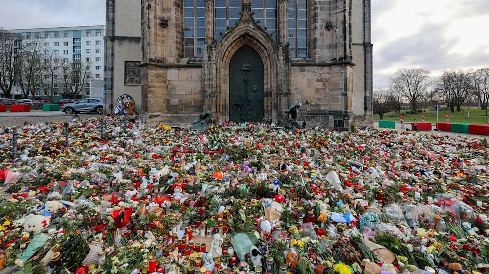 Hunderte Kerzen, Blumen und Plüschtiere finden sich vor der Johanniskirche für die Opfer des Anschlags. (Archivbild)  / Foto: Peter Gercke/dpa-Zentralbild/dpa