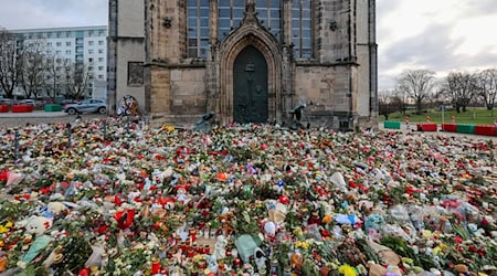 Hunderte Kerzen, Blumen und Plüschtiere finden sich vor der Johanniskirche für die Opfer des Anschlags. (Archivbild)  / Foto: Peter Gercke/dpa-Zentralbild/dpa