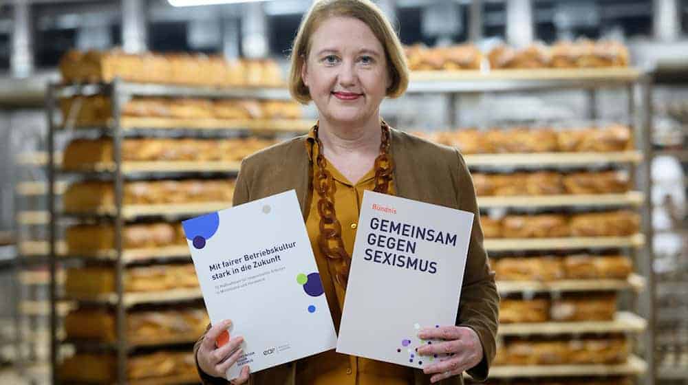 Die Grünen-Ministerin Lisa Paus hat in einer Bäckerei für das Bündnis «Gemeinsam gegen Sexismus» geworben. / Foto: Bernd von Jutrczenka/dpa