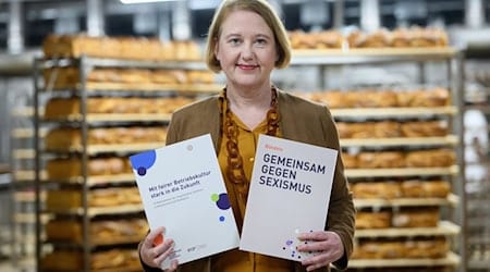 Die Grünen-Ministerin Lisa Paus hat in einer Bäckerei für das Bündnis «Gemeinsam gegen Sexismus» geworben. / Foto: Bernd von Jutrczenka/dpa