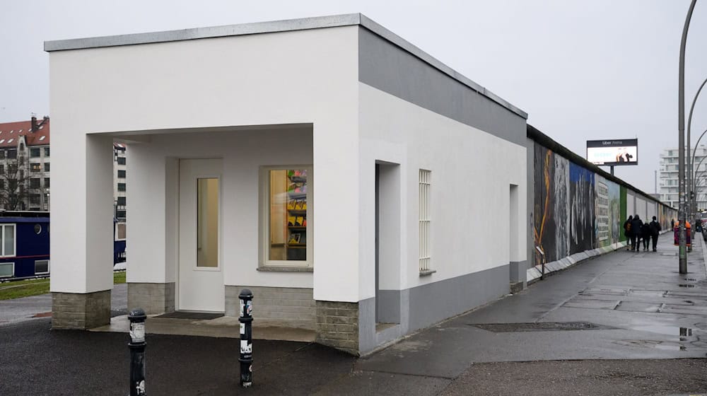 Das denkmalgeschützte Pförtnerhaus im ehemaligen Grenzstreifen der Berliner Mauer an der East Side Gallery wird als Besucherzentrum eröffnet. / Foto: Bernd von Jutrczenka/dpa