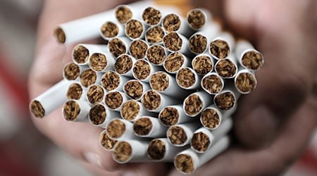 Zöllner haben fast 130 000 Zigaretten in einem Lkw mit Pilzen entdeckt. (Symbolbild) / Foto: picture alliance / dpa