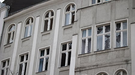 Die Polizei bittet unter anderem zur Explosion in der Vorbergstraße in Schöneberg um Zeugenhinweise.  / Foto: Jörg Carstensen/dpa