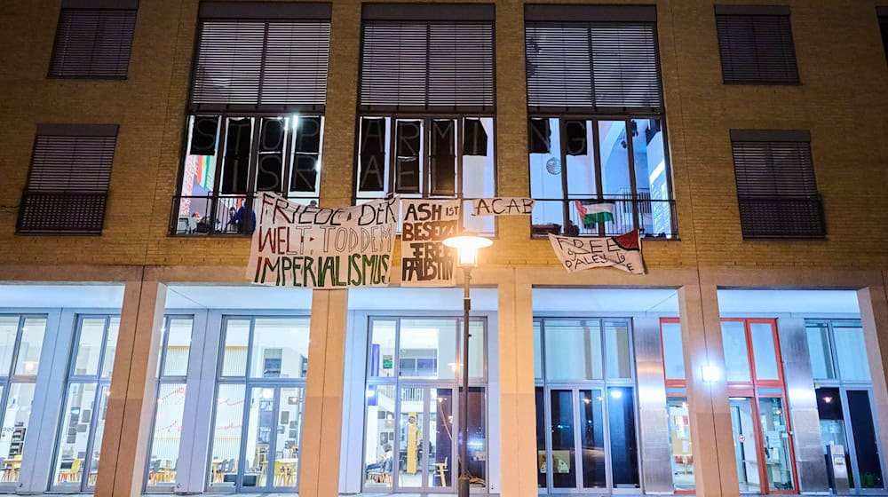 An der Alice-Salomon-Hochschule in Berlin-Hellersdorf haben am Montag propalästinensische Aktivisten demonstriert. / Foto: Annette Riedl/dpa