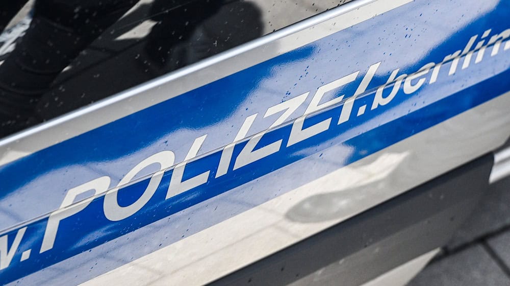 Ein Polizeiauto stieß mit dem Wagen eines 72-Jährigen zusammen. (Symbolbild) / Foto: Jens Kalaene/dpa