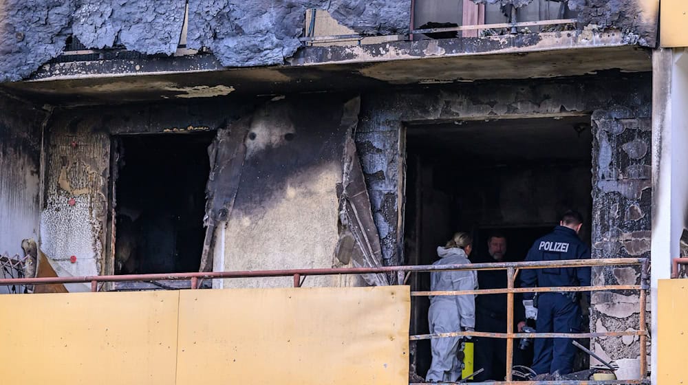 Bei einem Feuer in einem Wohnblock in Frankfurt (Oder) starben drei Menschen. Die Spezialisten der Polizei sind im Einsatz, um der Brandursache auf den Grund zu gehen.  / Foto: Patrick Pleul/dpa