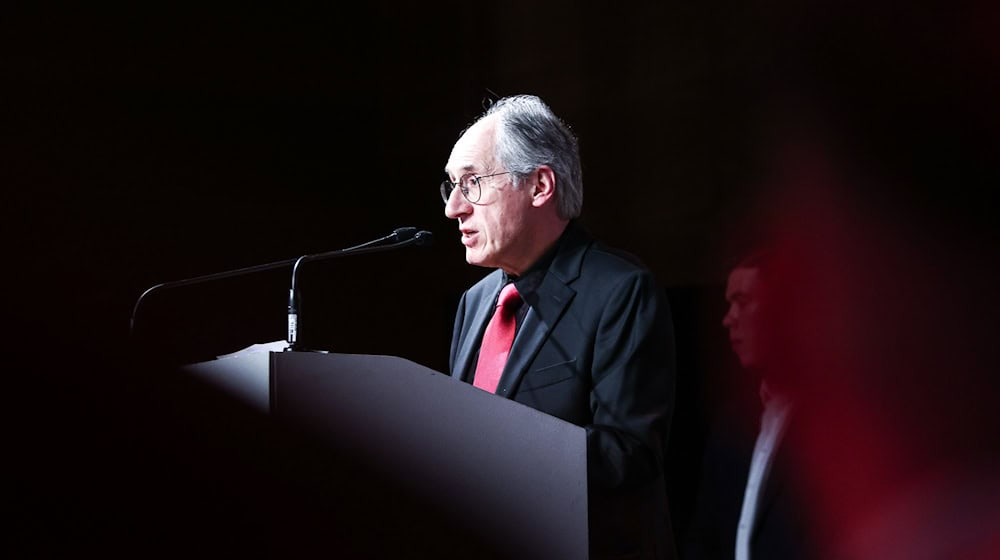 Gérard Biard, Herausgeber der französischen Satirezeitschrift Charlie Hebdo, wurde in Berlin geehrt. / Foto: Hannes Albert/dpa