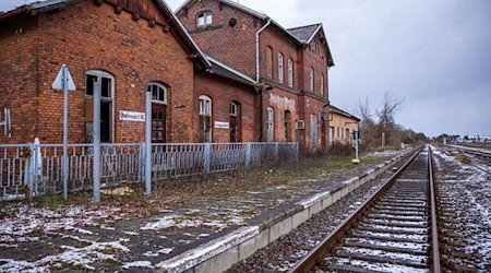 Der im Privatbesitz befindliche Bahnhof Malchow in Mecklenburg-Vorpommern ist seit Jahren geschlossen und verfällt. (Archivbild) / Foto: Jens Büttner/dpa