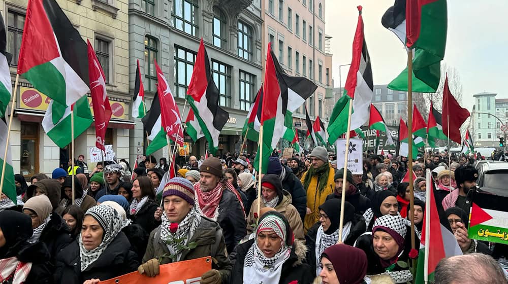 Eng zusammenstehend zogen Hunderte von Teilnehmern einer pro-palästinensischen Demonstration vom Oranienplatz zum Potsdamer Platz.  / Foto: Sven Kaeuler/dpa