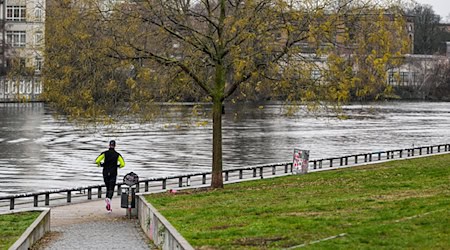 Viele Wolken und Regen gibt es am Montag in der Hauptstadtregion. (Archivfoto) / Foto: Jens Kalaene/dpa