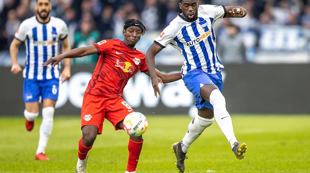 Wilfried Kanga (r) - noch im Hertha-Trikot - spielt künftig für den kroatischen Serienmeister Dinamo Zagreb. / Foto: Andreas Gora/dpa