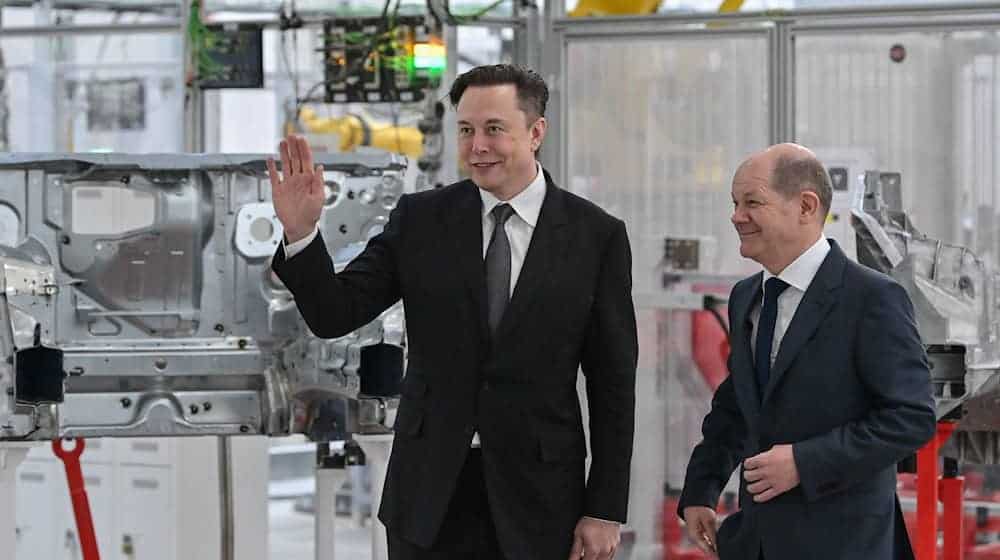 Musk (l) und Scholz während der Eröffnung der Tesla-Fabrik in Grünheide. / Foto: Patrick Pleul/dpa/POOL/dpa