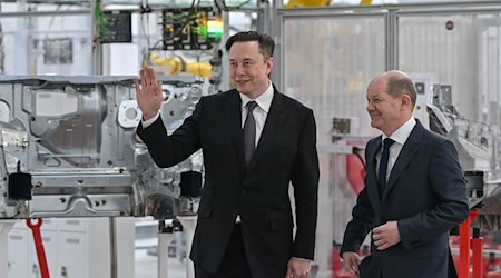 Musk (l) und Scholz während der Eröffnung der Tesla-Fabrik in Grünheide. / Foto: Patrick Pleul/dpa/POOL/dpa