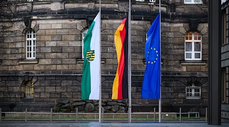 Mit einer Schweigeminute soll an dem bei einem Einsatz getöteten Polizisten gedacht werden. (Archivbild) / Foto: Robert Michael/dpa