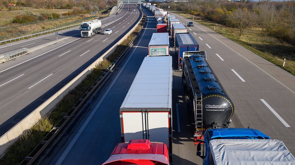 Mehrere Lkw sind auf der A2 zwischen Ziesar und Theeßen in einen Unfall verwickelt gewesen. (Symbolbild) / Foto: Klaus-Dietmar Gabbert/dpa