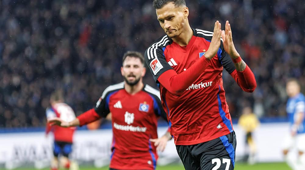 HSV-Torschütze Selke applaudiert nach seinem Treffer.  / Foto: Andreas Gora/dpa