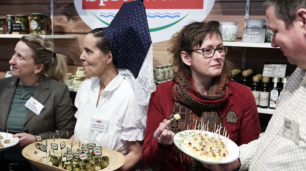 Die Grüne Woche ist ein Schaufenster der Agrarbranche: Brandenburgs Agrarministerin Hanka Mittelstädt (2. v.r) kostet an den Ständen der Aussteller in der Brandenburg-Halle. / Foto: Hannes P. Albert/dpa