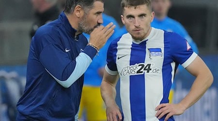 Hertha-Trainer Cristian Fiél (l) setzt wieder auf Jonjoe Kenny. / Foto: Soeren Stache/dpa